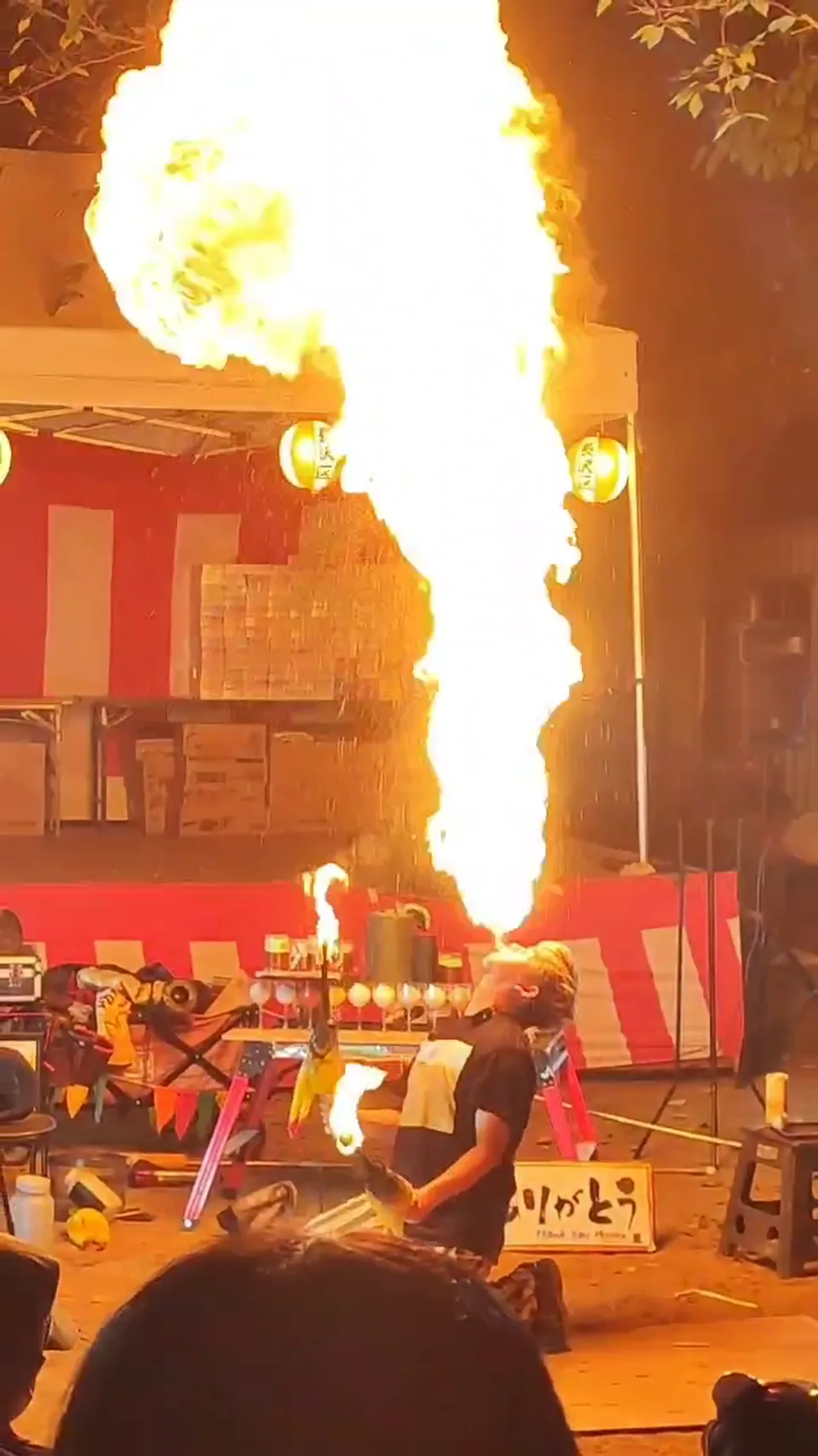 口から火を噴くクライマックスに歓声が上がる様子