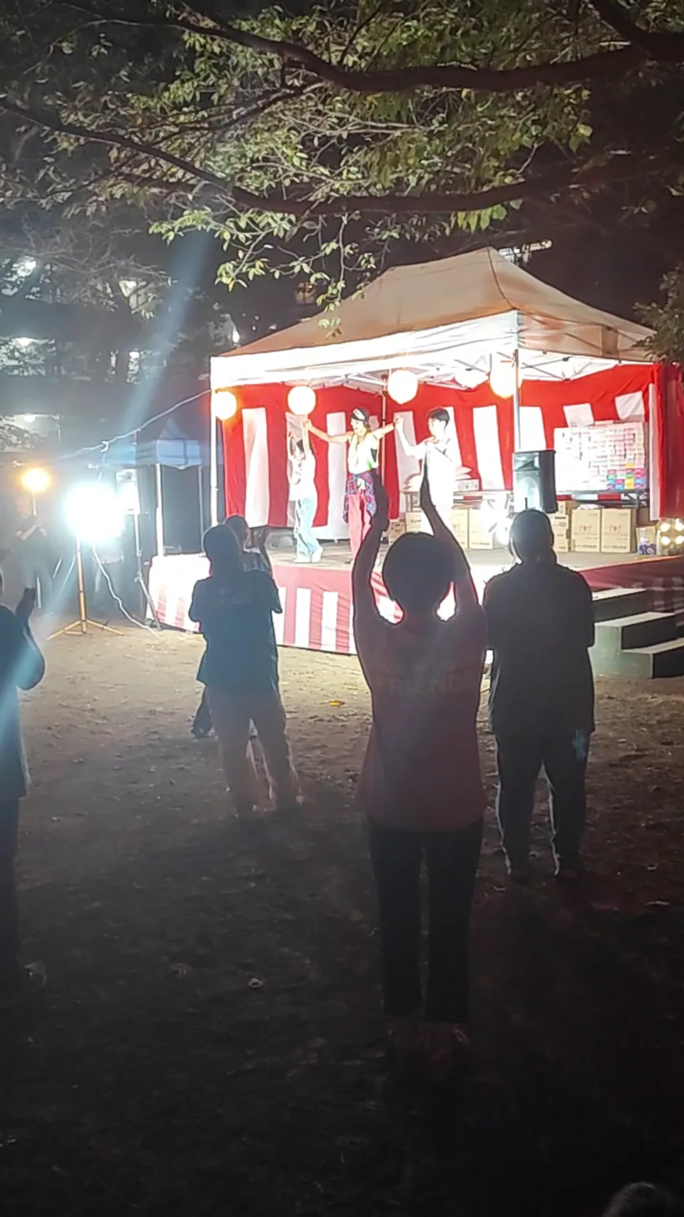 ステージで挨拶するSuzu・Riho・Ichito