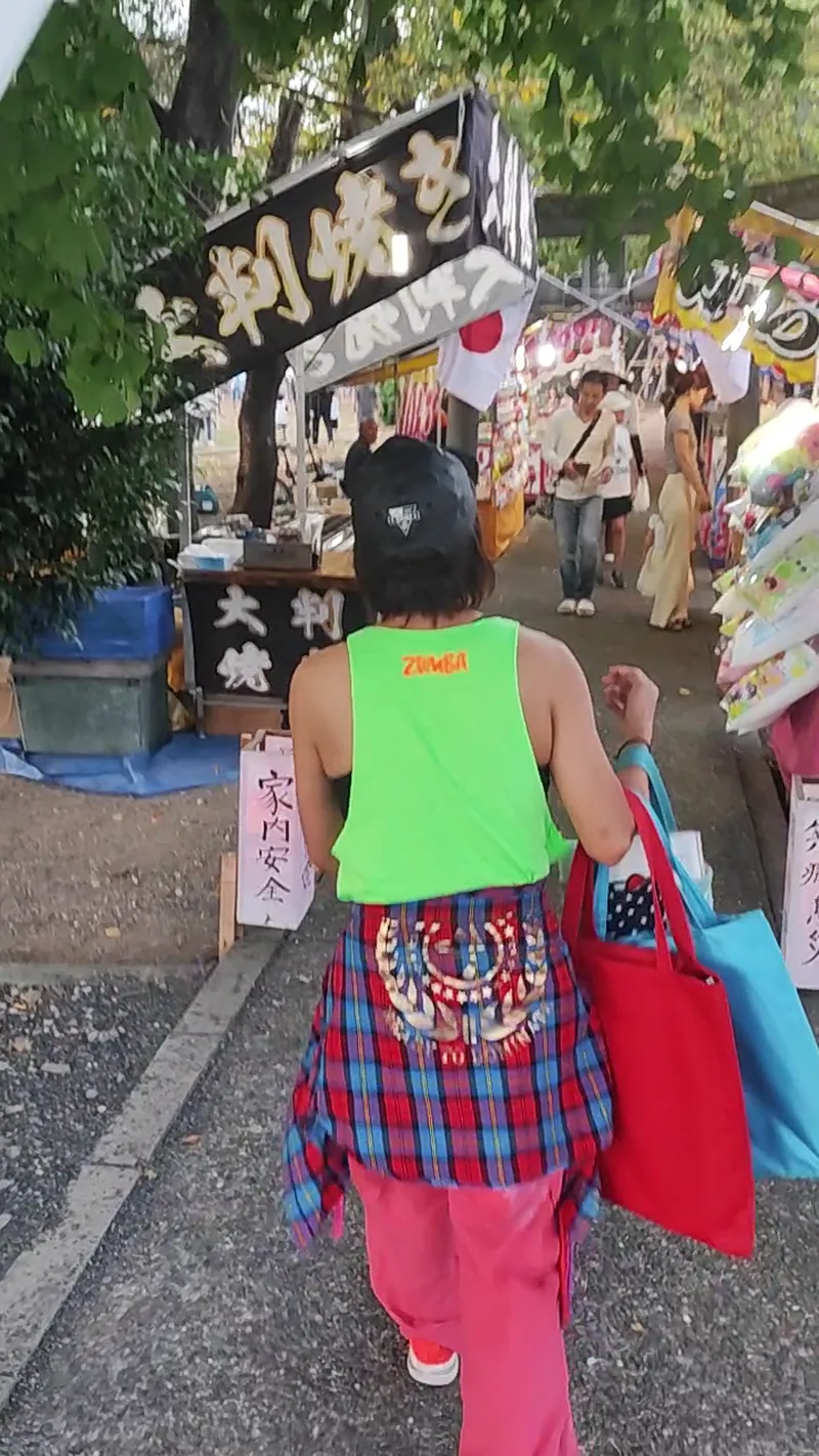 屋台で賑わう境内