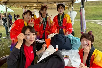 ズンともステージ1回目の準備風景：猫メイクの様子