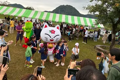 大人気のシロにゃんと伊豆ゲートウェイ函南のマスコット・マモリくん