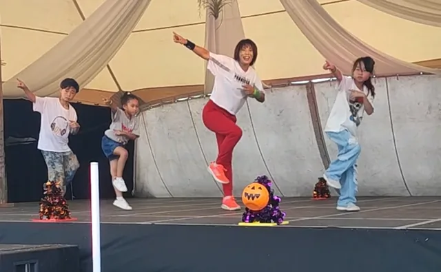 ランニングマンをする Triple★Star とSUZU