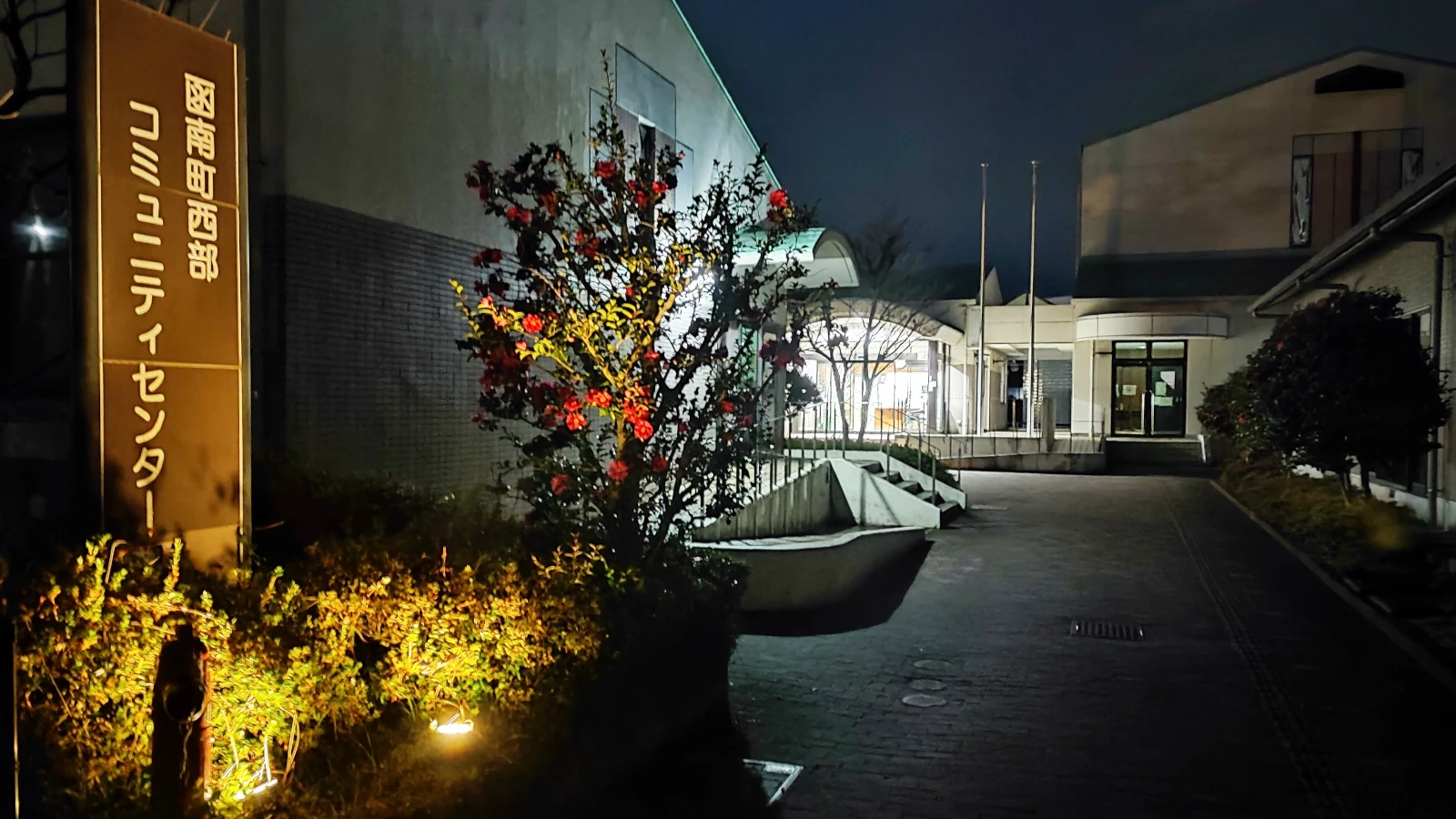 入口アプローチ（夜）