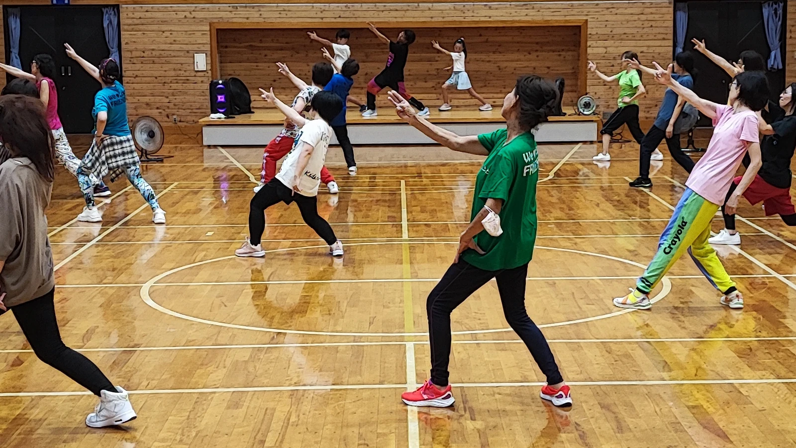 参加者が同じ動きをしている様子